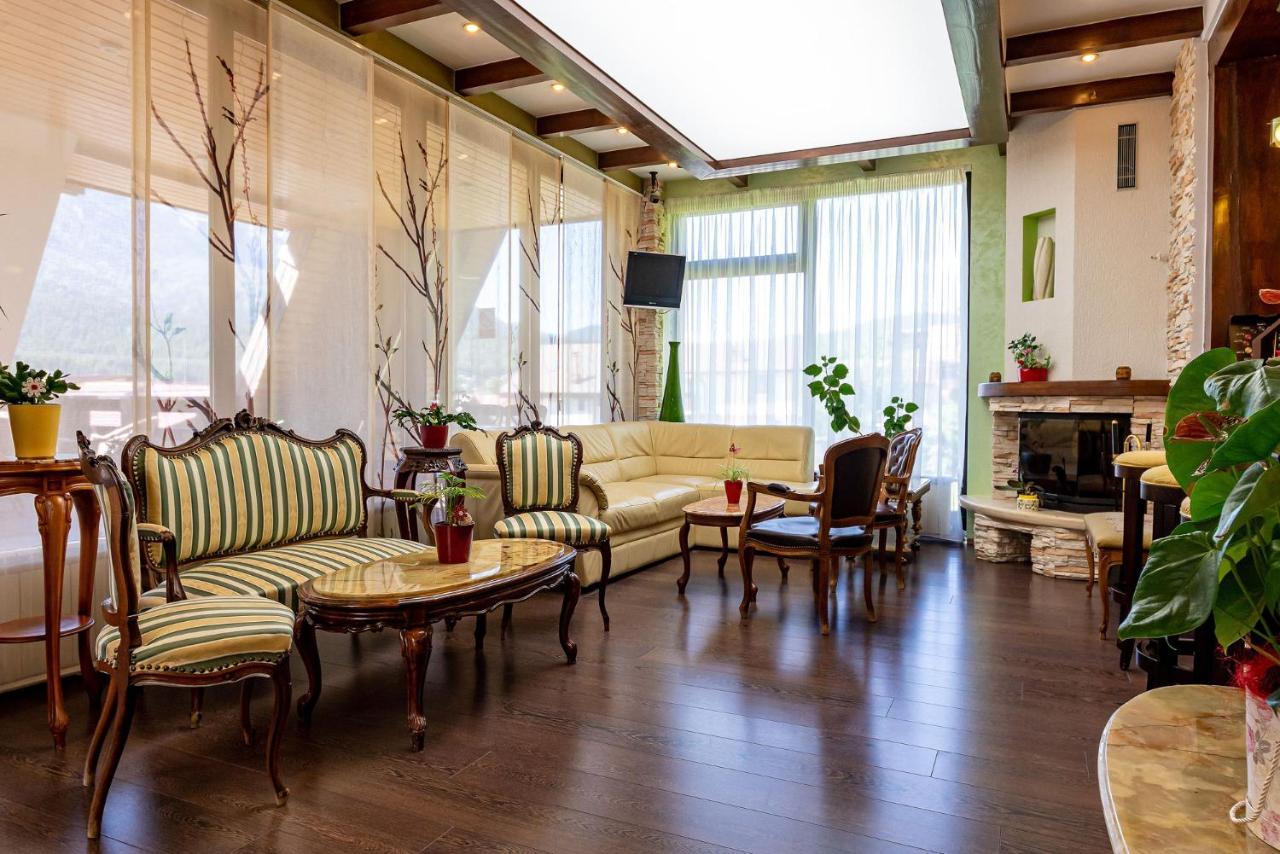 Casa Freya Hotell Buşteni Exteriör bild