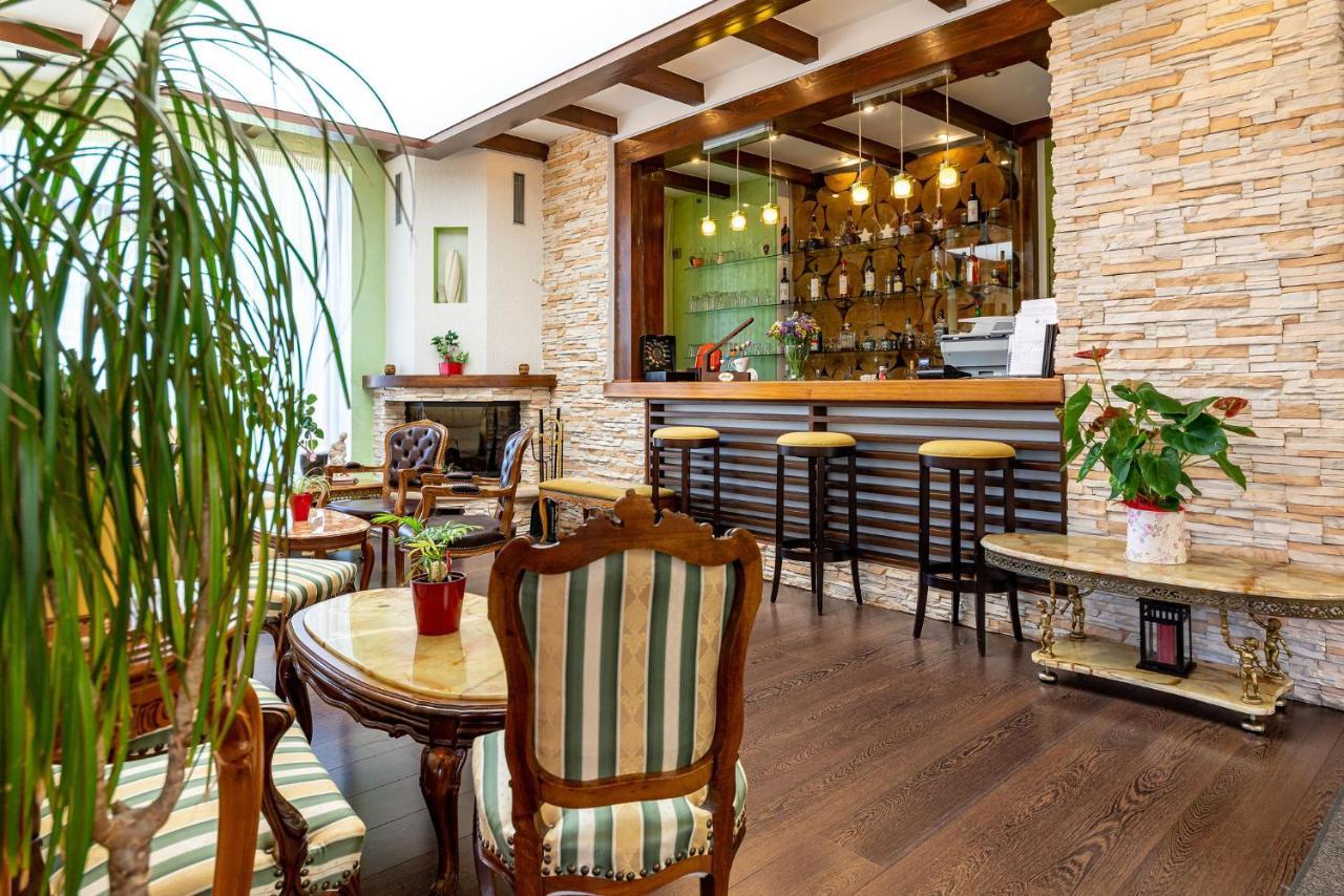 Casa Freya Hotell Buşteni Exteriör bild