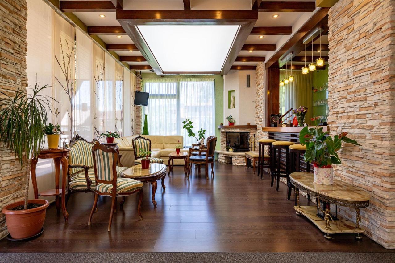 Casa Freya Hotell Buşteni Exteriör bild